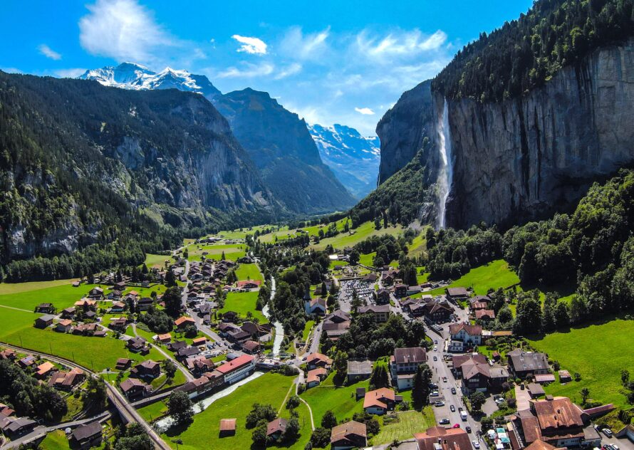 Lauterbrunnen montagna estate 890x632