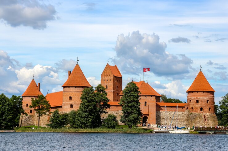 troki litwa widok zamku w trokach w sloneczny dzien jezioro galve litwa 380726 67